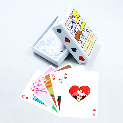 Besonders gedruckte Zeichentrickfilme Weiße Spielkarten mit Kartondruck Kunststoff-PVC-Wasserdichte Spielkarten