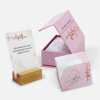 Ein paar tiefe Fragen mit magnetischer Box, ein paar Karten Spiele, um sich kennenzulernen.